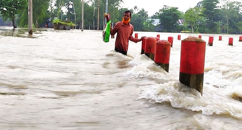 উজান থেকে নেমে আসা পাহাড়ি ঢল ও ভারী বর্ষণে জামালপুরে যমুনা নদীর পানি বেড়ে লক্ষাধিক মানুষ পানিবন্দী হয়ে পড়েছেন। গতকাল বৃহস্পতিবার ইসলামপুর উপজেলার আমতলী এলাকায়